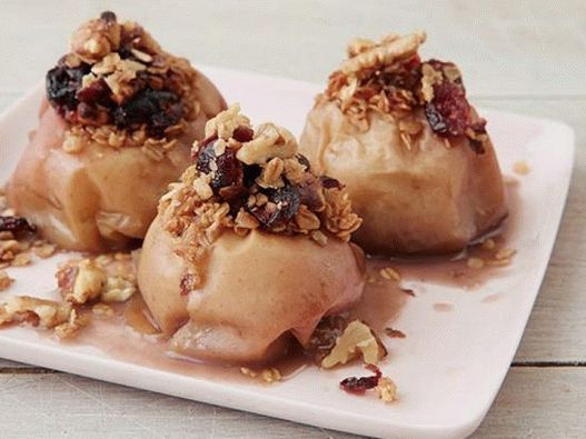 Foto jabuke punjene orasima s brusnicama u sporednom štednjaku