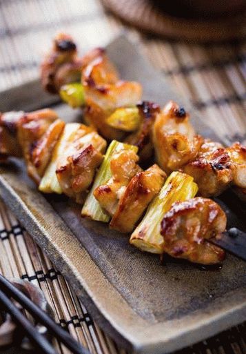 Fotografija piletine Yakitori s porilukom (tradicionalni japanski kebabi)