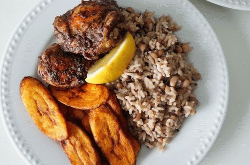 Foto jamajčki ručak s piletinom, rižom i grahom