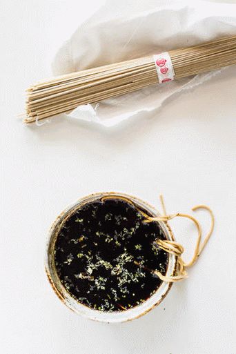 Fotografija japanskog umaka Tsuyu za rezanci soba
