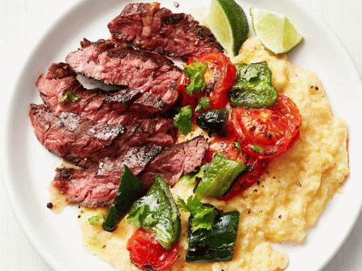 Fotografski odrezak na jugozapadu s kašom od kukuruzne kaše