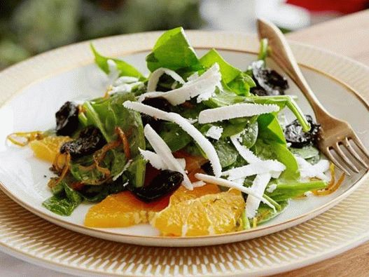 Fotografija jela - lisnata salata od špinata s prženim maslinama u narančino-ruzmarinovom ulju