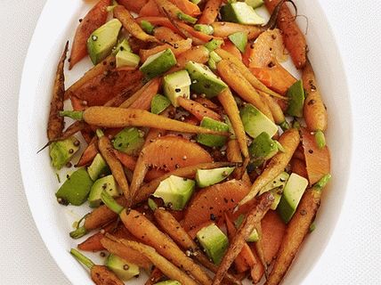 Foto pečena mrkva s avokadom i narančama