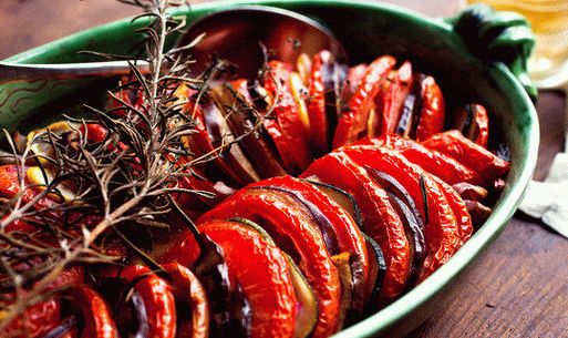 Fotografija pečenog patlidžana s rajčicom i češnjakom