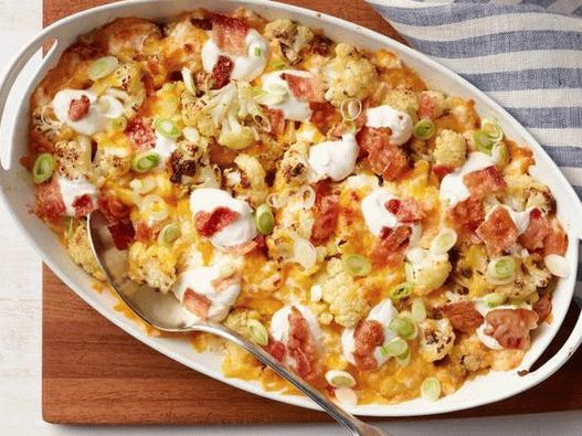 Foto kase od karfiola sa sirom, zelenim lukom i slaninom