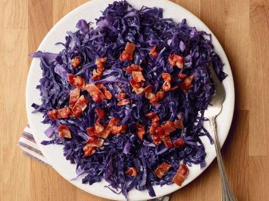 Braised crveni kupus sa slaninom i sjemenkama kumine u mikrovalnoj