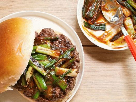 Fotografija zelenog luka na žaru s umakom od Hoisin