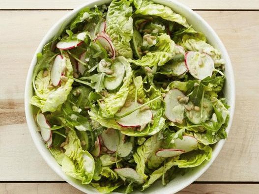 Foto zelena salata s rotkvicama i sjemenkama