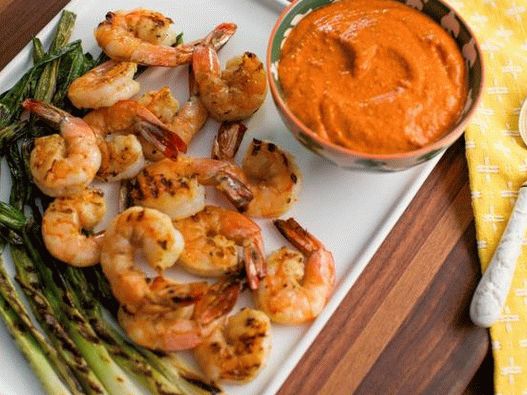 Foto pržena škampa na nareske s umakom romesco