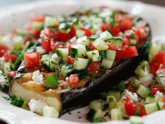 Fotografija prženih odreska patlidžana sa salatom