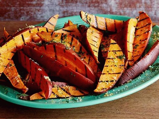 Foto prženi slatki krumpir s dimljenom aromom