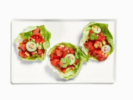 Fotografija lubenice na žaru u listovima tajlandske salate