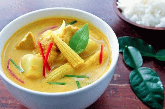 Foto žuti tajlandski curry s povrćem