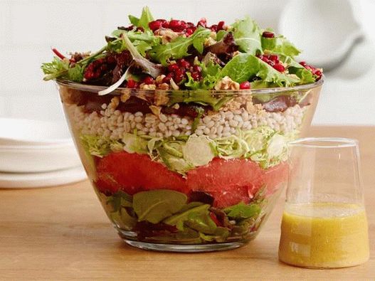 Fotografija jela - zimska lisnata salata s repe i briselskom klice